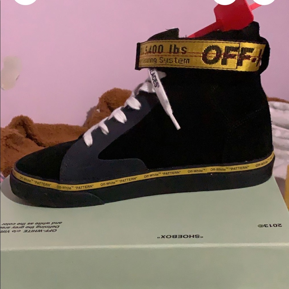 Authentic Off-White Sneakers only worn Once